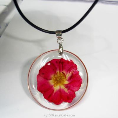 China 2022 Vintage Fashion Mothers Day Gift Dried Rose Flower Pendant For Woman Acrylic Pressed Flower Jewelry for sale