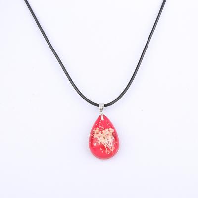 China Fashionable New Product Natural Pressed Flower Resin Necklace Women Charms Pendant Necklace 2022 for sale