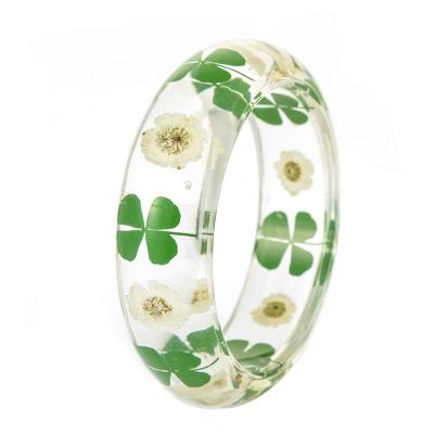 China Trendy Women Resin Bangle Handmade Lucite Dry Flower Wedding Jewelry Luxury Love Bracelet for sale