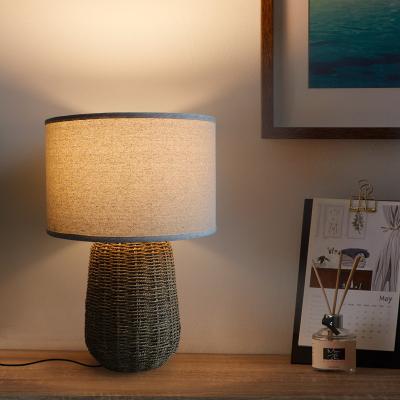 China Customized Modern Hand Woven Natural Rattan table lamp à venda