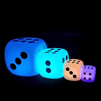 China party decor lighted dice /Glow dice /plastic dice chair à venda