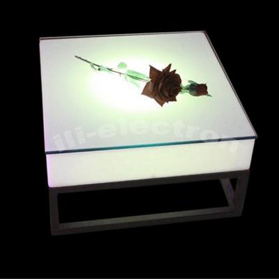 China Outdoor Waterproof LED Light Cocktail Table Rechargeable Square Shape With Metal Stand à venda