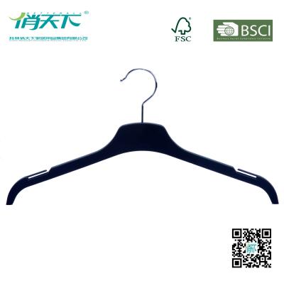 China Betterall Wholesale Black Plastic Hanger with Skid-proof Shoulder for sale