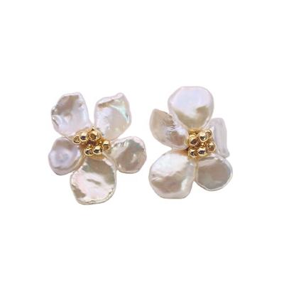 China 2021 Flower Hit Top Quality Pointed Fashionable Stud Earrings For Women 2021 Freshwater Pearl Circle Flower Shaped Earrings for sale