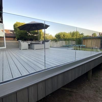 China modern balcony tempered glass balustrade/glass anodized u channel aluminum glass barrier fence designs for balcony for sale