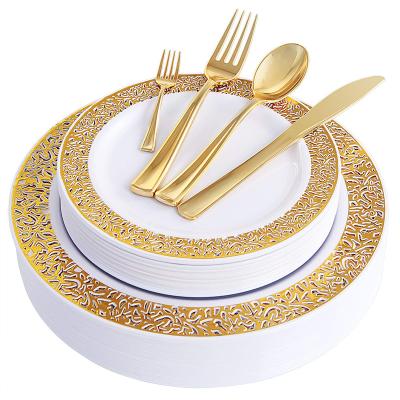 中国 Marry the & 150PCS Birthday Plastic Gold Dishes with Disposable Plastic Silverware, Lace Design Plastic Tableware Sets Birthday Wedding Party Supplies 販売のため