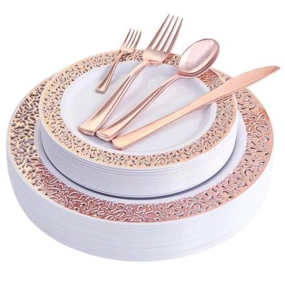 中国 Marry the & Birthday 150PCS Rose Gold Plastic Plates with Disposable Plastic Silverware, Lace Design Plastic Tableware Sets Birthday Wedding Supplies 販売のため