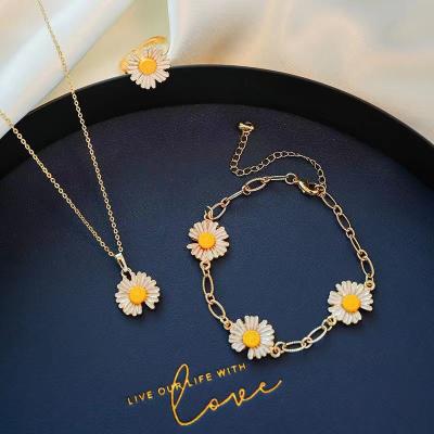 China Simple and elegant item pendant of new flower sun daisy flower jewelry hot sale pearl sunflower creative jewelry for sale