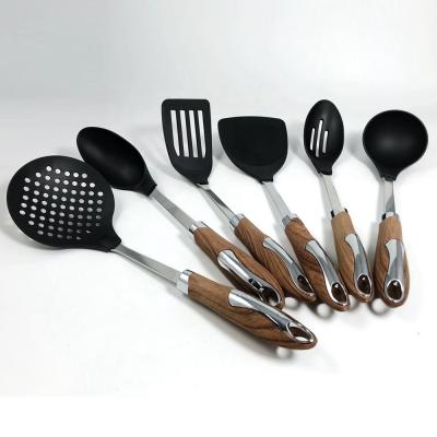 China Home utensílios de cozinha Resistente ao calor colheres de cozinha com PA66 Tipo de plástico e material à venda