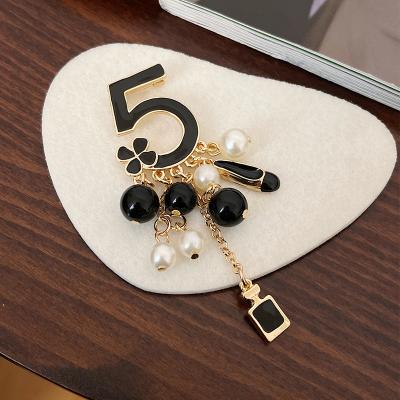 China Wholesale Waterproof Number 5 Brooch Fashion Luxury Women Flower Pearl CC Pins Gift Jewelry Ol Costume Designed Decorative Brooch for sale