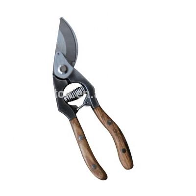 China Customized Support Forged Oak Wood Handle Classic Garden Bypass Pruner for Finishing for sale