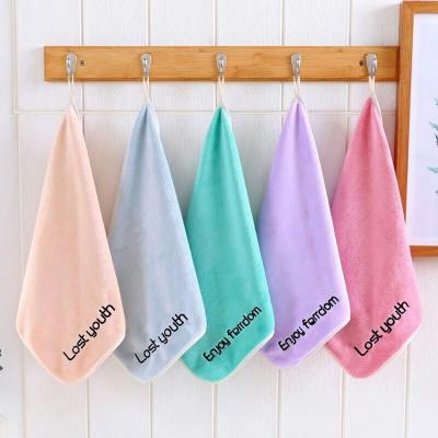 China Organic Comfort Microfiber Polyester Fabric 35*35cm Pink Mini Face Towel for sale