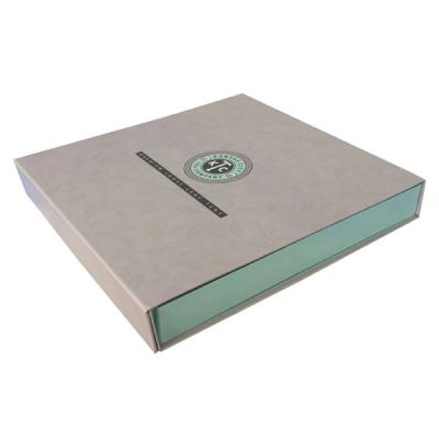 China Recycled Materials Customize Large Luxury Packaging Gift Box With Magnetic Lid for sale