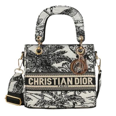 China New Retro Small Square Daily Life Embroidery Metal Pendant Handbag Shoulder Bag Letter Messenger Bag Y0112 for sale