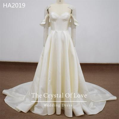 China Dry cleaning a line satin wedding dress, wedding dress with detachable sleeves for sale