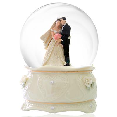 China Custom Europe 100mm Resin Wedding Favor Music Newlywed Glass Snow Globe for sale