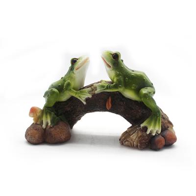 China Europe Garden Theme Green Tree Resin Decorative Lifelike Frogs for sale