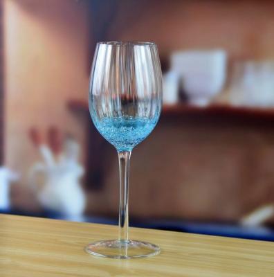 China Handgemachtes Ozean-Blau-Wein-Becher-Glas mit funkelnden Blasen zu verkaufen