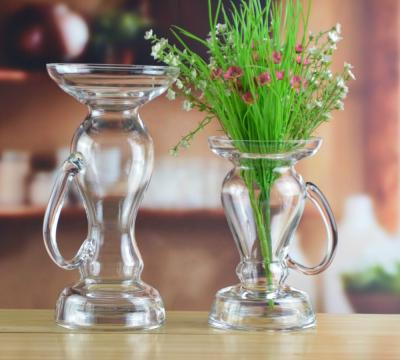 China De nieuwe Vaas van het Ontwerphand Geblazen Decoratieve Glas met Handvat Te koop