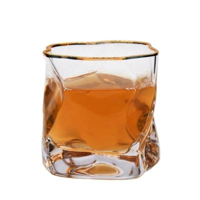 China Unregelmäßiges handgemachtes Whisky-Glas mit Goldkante zu verkaufen