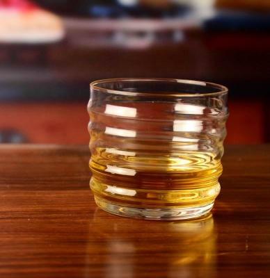 China Rutschendes handgemachtes Whisky-Antiglas mit Wellen-Muster zu verkaufen