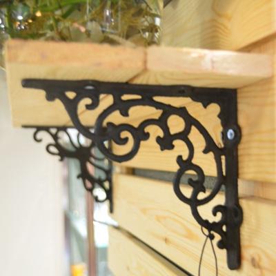 China Vintage Classic Pattern Cast Iron Shelf Bracket For Shop for sale