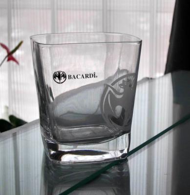 China Fertigen Sie Druck Logo Bacardi Whiskey Tumbler Glass, quadratische Whisky-Gläser besonders an zu verkaufen