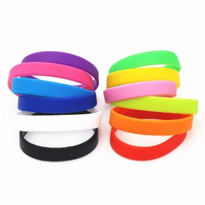 China Custom Logo Brand Luminous Rubber Silicone Wristband Morden High Quality Fashion Color Wristband for sale