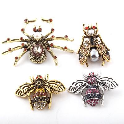 China Brown Environmentally Friendly Rhinestone Alloy Pearl Brooch Spider Cucaracha Spider Metal Women Fashion Animal Bee Brooch for sale