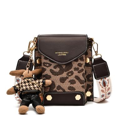 China The latest fasion 2022 new trend leopard print leisure mini shoulder bag female cheap leather factory wholesale women messenger bag for sale