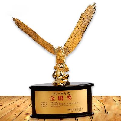 China Wholesale Eagle Awards Gold Plated Arnold Metal Gold Color Metal Trophy From Europe for sale