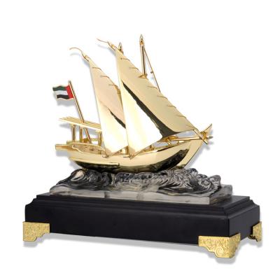 China Wholesale Europe good quality metal sailboat decoration/sail boat souvenir desk gift with wooden base for sale