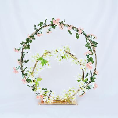 China Beautiful Wedding Party Event Wedding Centerpieces Table Decoration Display Luxury Gold Round Metal Flower Stand for sale