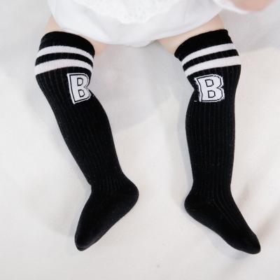 China Breathable 2021 Autumn Winter Newborn Cotton Cute Long Baby Booties Girls Boys Letter B Striped Thigh High Knee Socks For Baby for sale