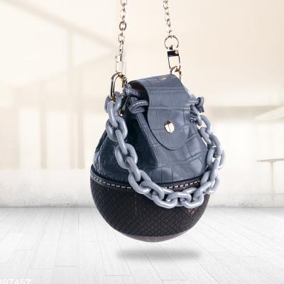 China High Quality Gift For Women 2021 Natural Handmade Handbags Crossbody Corporate Coconut Shell Gift Items Top Quality Bag for sale