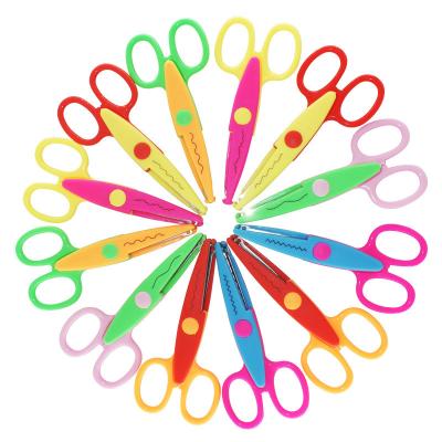 China Factory Professional 18 Pattern Quick and Sharp Zigzag Scissors for Decorative Paper Edge Cutting Kids Craft Scissors 6 Inch for sale