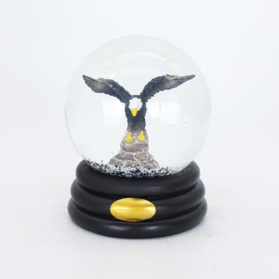 China Custom Europe Spread Wings Eagle Water Globe, Polyresin Eagle Snow Globe animal for home decoration for sale