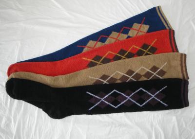 Chine Chaussettes de tricotage colorées de tube de genou de coton hautes avec le modèle à motifs de losanges pour des dames à vendre