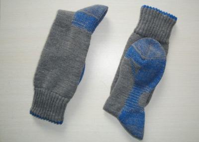 Chine Adaptez les chaussettes aux besoins du client du travail des hommes gris avec le lien de main et le logo simple pour des sports à vendre