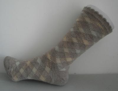 Chine Chaussettes à motifs de losanges de la laine des femmes tricotées par mode, chaussettes extérieures pour l'hiver à vendre