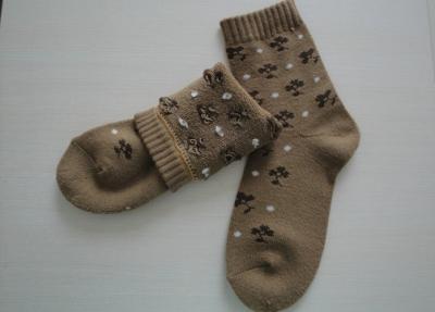 China Gewohnheit 50% Acryl-Terry-Schleife Socken, Damen-Socken des milden Winters mit Jacquardwebstuhl-Logo zu verkaufen