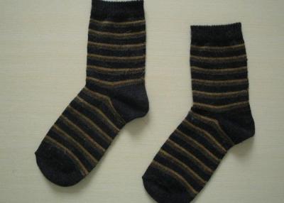 Chine Les chaussettes femelles acryliques de laine de rayure, chauffent la chaussette chaude tricotée d'hiver de Mi-veau à vendre