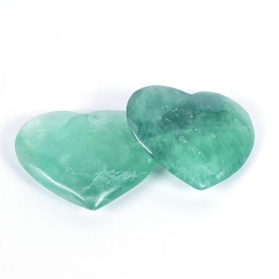 China Europe Wholesale Natural Green Fluorite Heart Healing Crystal Extraordinarily Cut Crystal Gifts Te koop