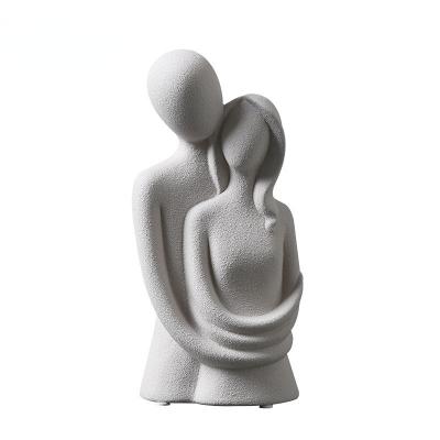 China Matte Ceramic Abstract Couple Hug Decoration 20cm Bridal Shower Statue Modern Creative Home Indoor Wedding Lover Statue Figurines for sale