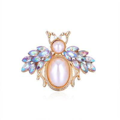 China New bee pearl diamond alloy brooch zinc alloy personality small brooch manufacturers creative spot brooch for sale