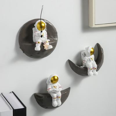 China Creative Creative Wall Decoration View Wall Beams Decorative Figure Decorations Living Room Birthday Gifts Hanging Resin Astronaut Statue for sale