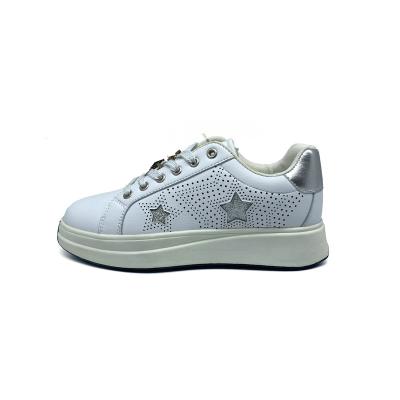 China Fashion Trend Popular Women Sport Style Casual Shoes White Lightweight Breathable Casual Shoes for sale