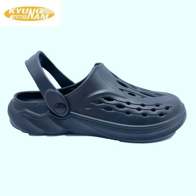 China Hot Selling Men's Air Hole Slipper Lightweight Comfortable Breathable Sneaker Indoor Slippers Comfortable Sandals for sale