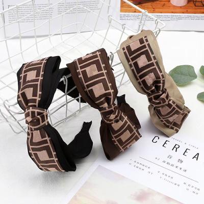 China Popular Luxury Designer Brown Print Letter Crossed Wide Side Non-slip Bowknot Hair Band Bandana Women Hair Accessories for sale