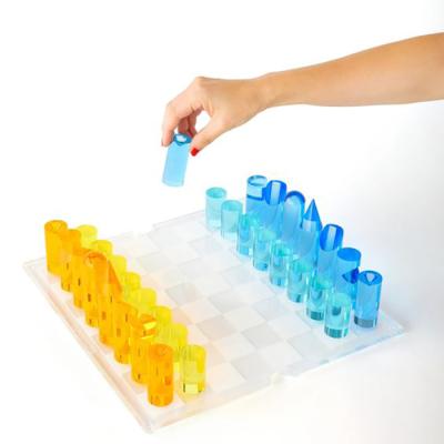 中国 Art Glass Chess Set With Multifunctional Custom Game Pieces Acrylic Color Lucite Chess Block Set 販売のため